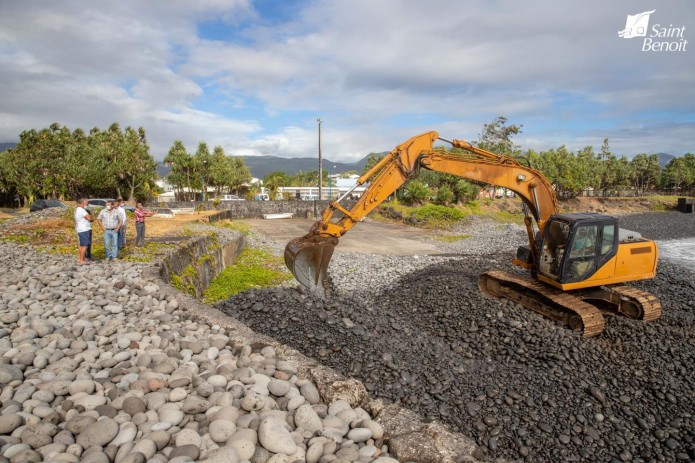 Travaux d’évacuation des roches à l’entrée du port du Butor