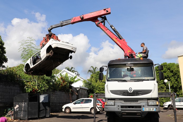 Vous souhaitez signaler une épave sur la voie publique/privée ou un dépôt sauvage, contactez la Brigade VHU par mail vhu@ville-saintbenoit.re (24h/24) ou par téléphone au 06 93 00 62 01 ou 06 93 00 62 02 aux horaires de service : lundi au jeudi de 7h30 à 16h et le vendredi de 7h30 à 12h30.