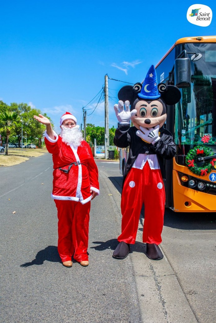 Tournée du Père Noël dans les écoles publiques de Saint-Benoît!